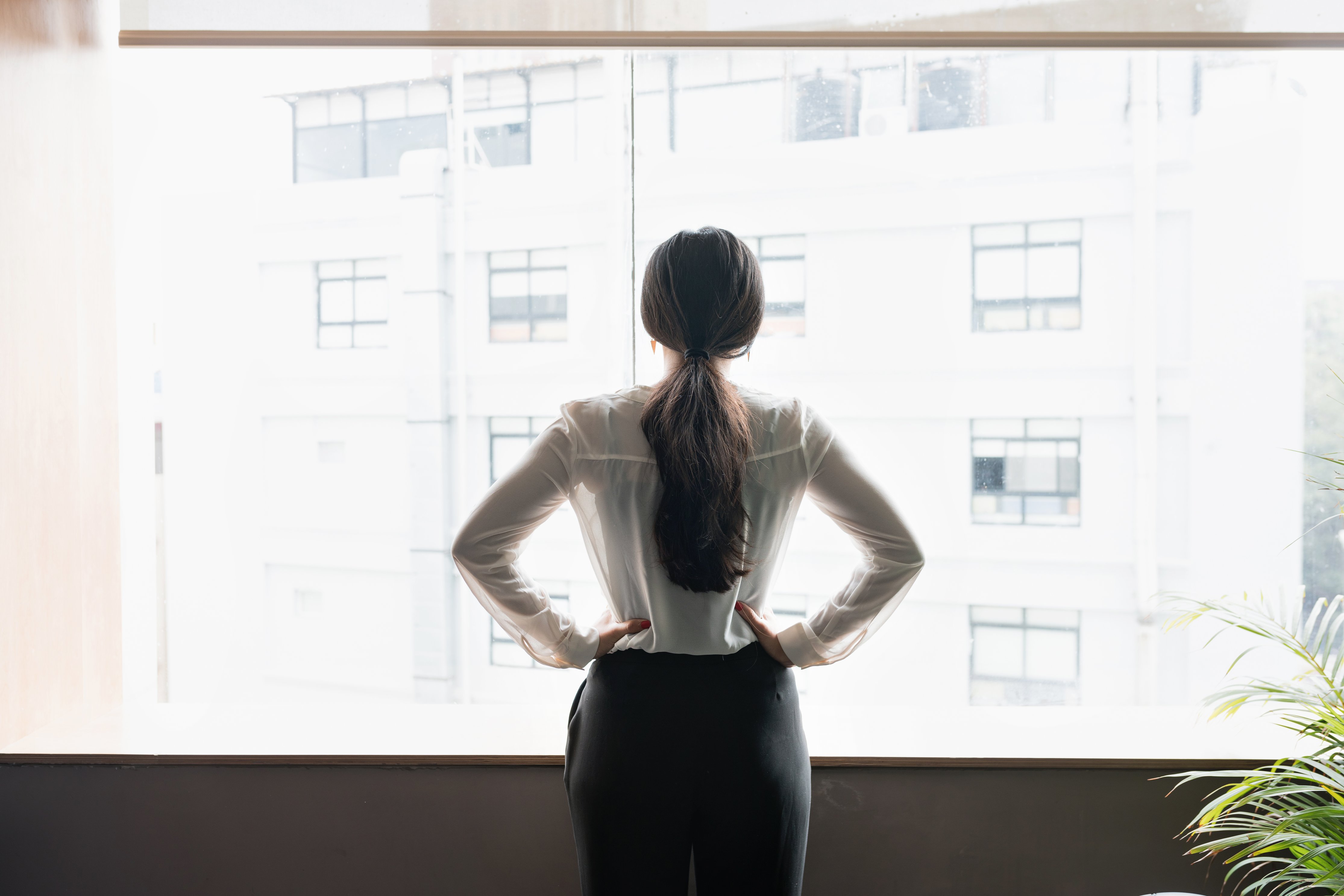 Une jeune femme fait le point sur son environnement